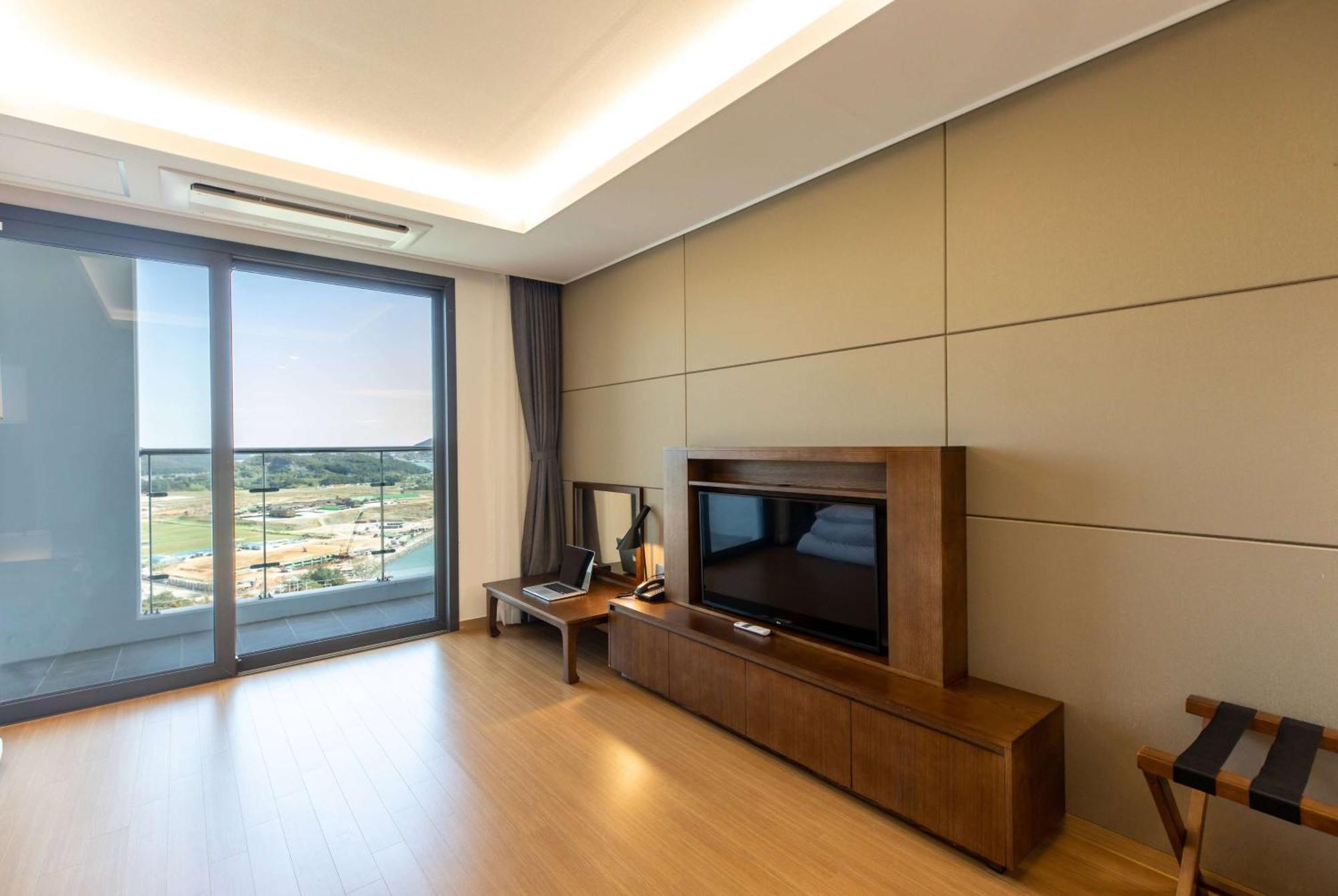 Hotel Ramada Plaza By Wyndham Dolsan Yeosu Exterior foto