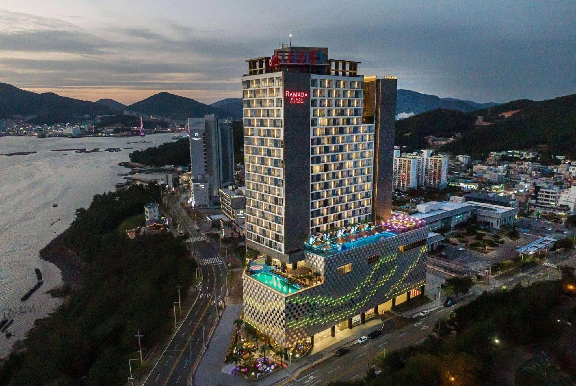 Hotel Ramada Plaza By Wyndham Dolsan Yeosu Exterior foto