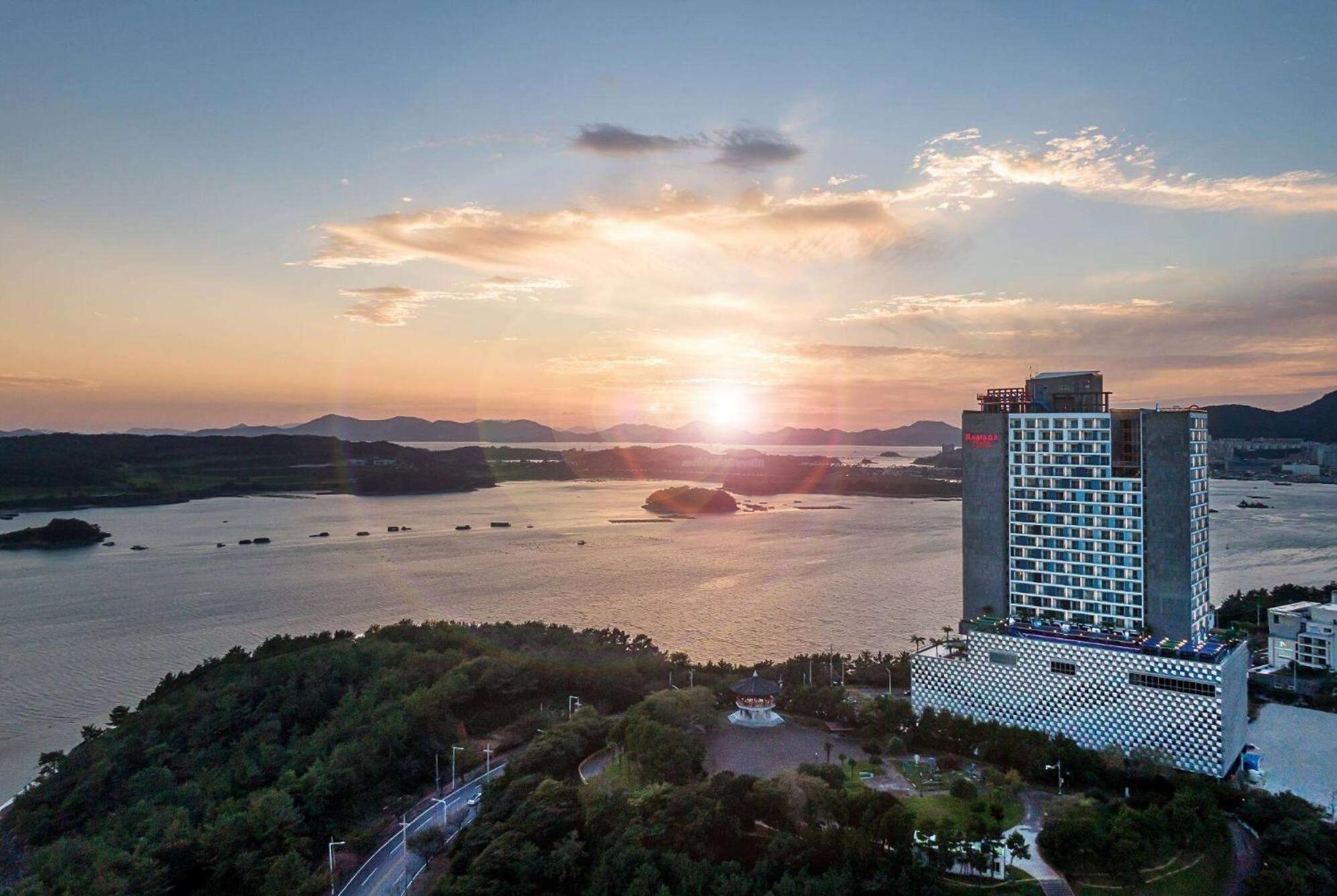 Hotel Ramada Plaza By Wyndham Dolsan Yeosu Exterior foto