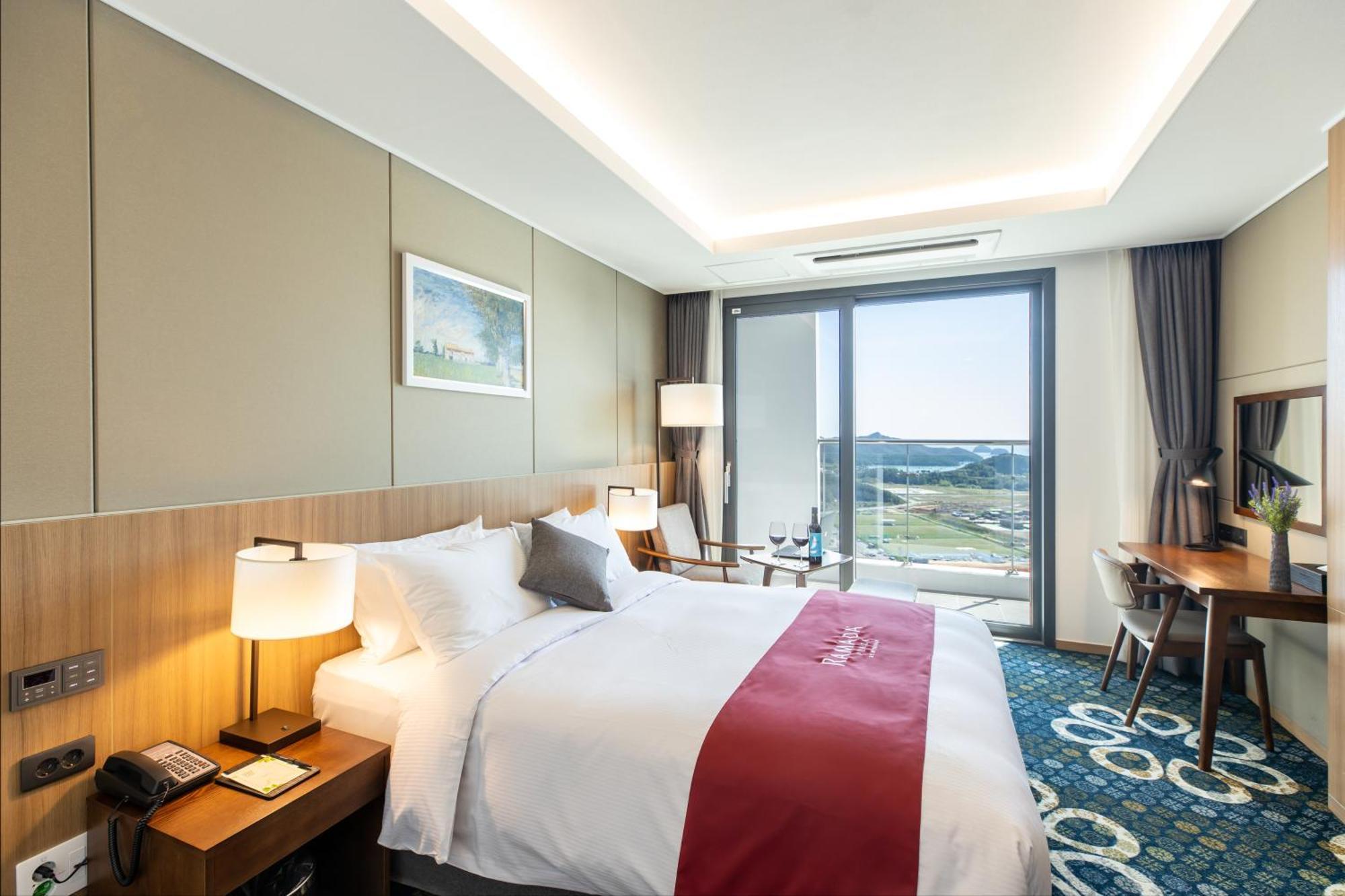 Hotel Ramada Plaza By Wyndham Dolsan Yeosu Exterior foto