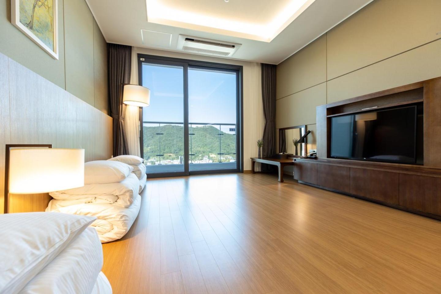 Hotel Ramada Plaza By Wyndham Dolsan Yeosu Exterior foto