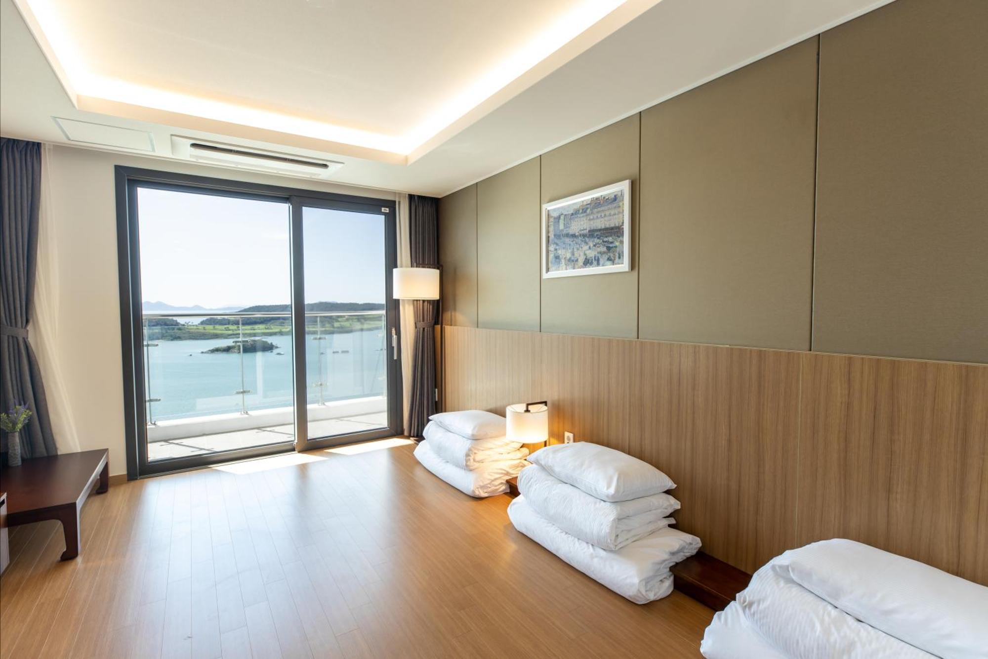 Hotel Ramada Plaza By Wyndham Dolsan Yeosu Exterior foto