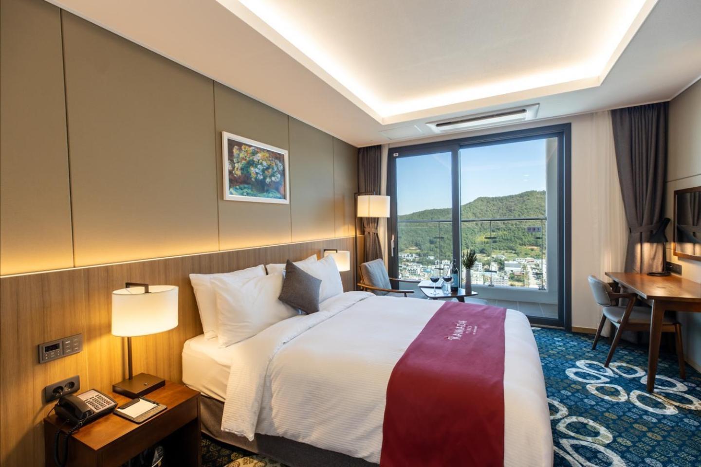 Hotel Ramada Plaza By Wyndham Dolsan Yeosu Exterior foto