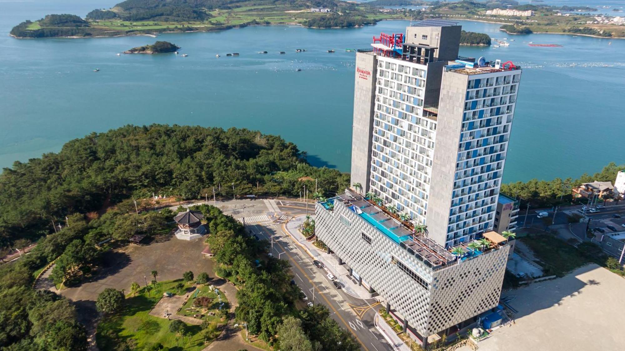 Hotel Ramada Plaza By Wyndham Dolsan Yeosu Exterior foto