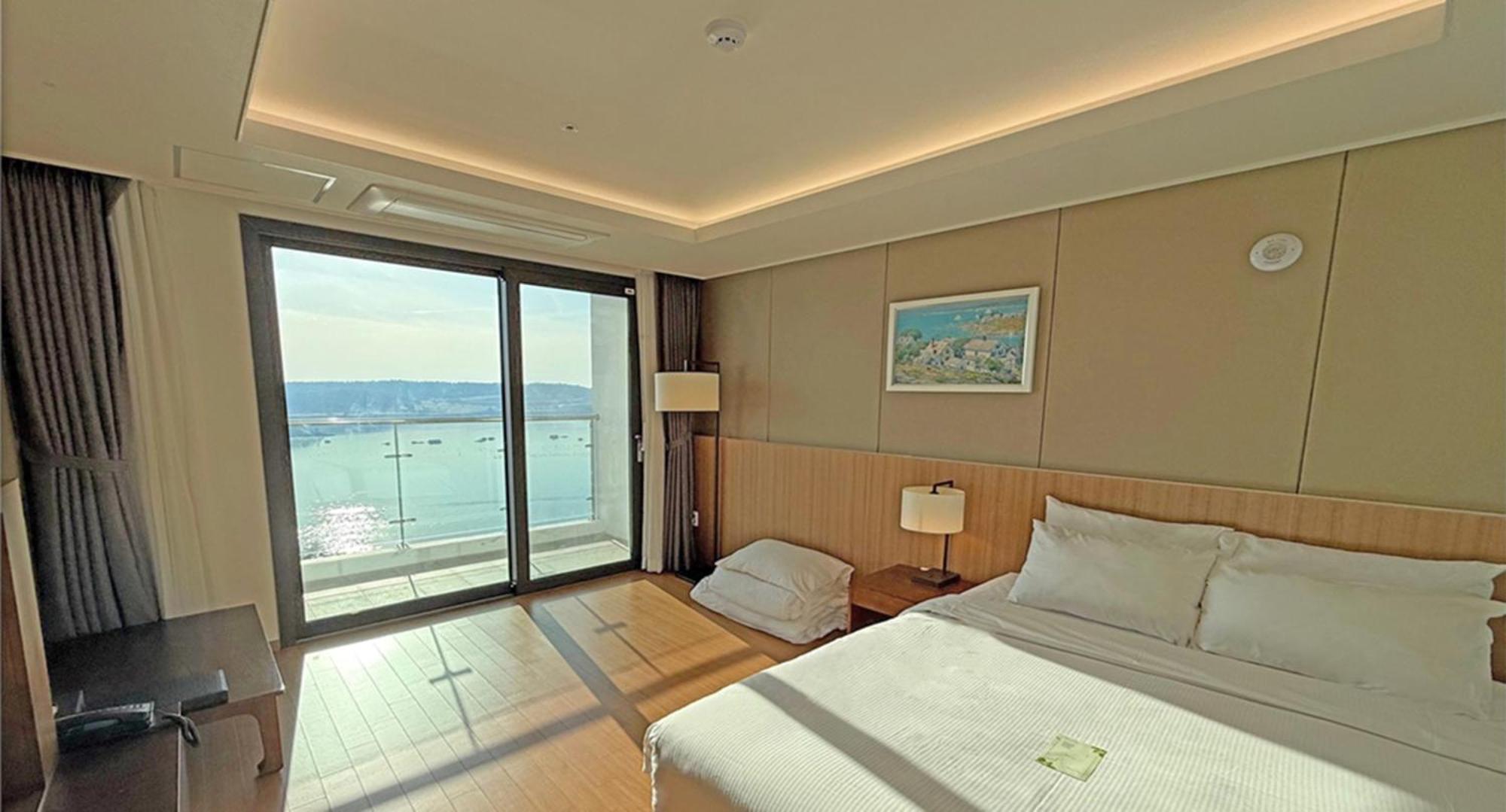 Hotel Ramada Plaza By Wyndham Dolsan Yeosu Exterior foto